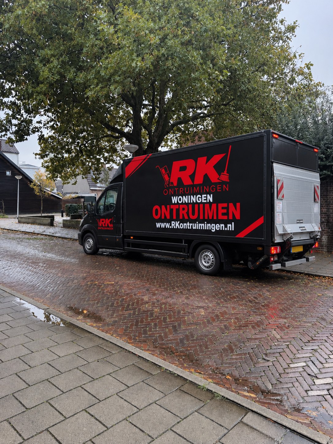 De zwarte bakwagen van RK Ontruimingen