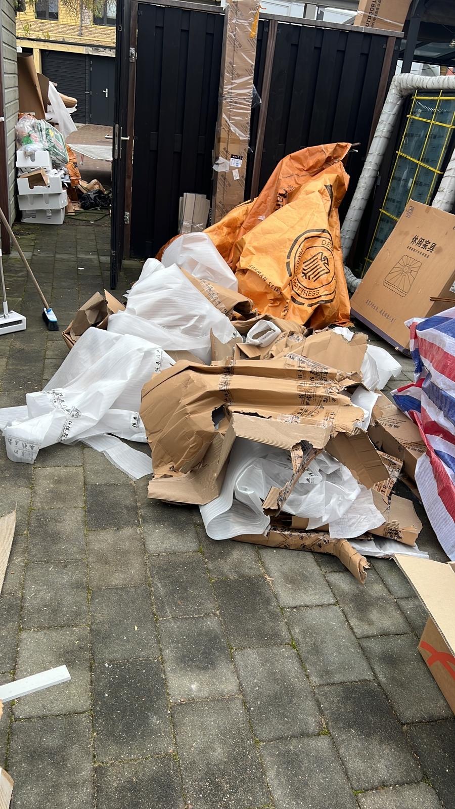 Voor de ontruiming: afval en verpakkingsmateriaal in de buitenruimte